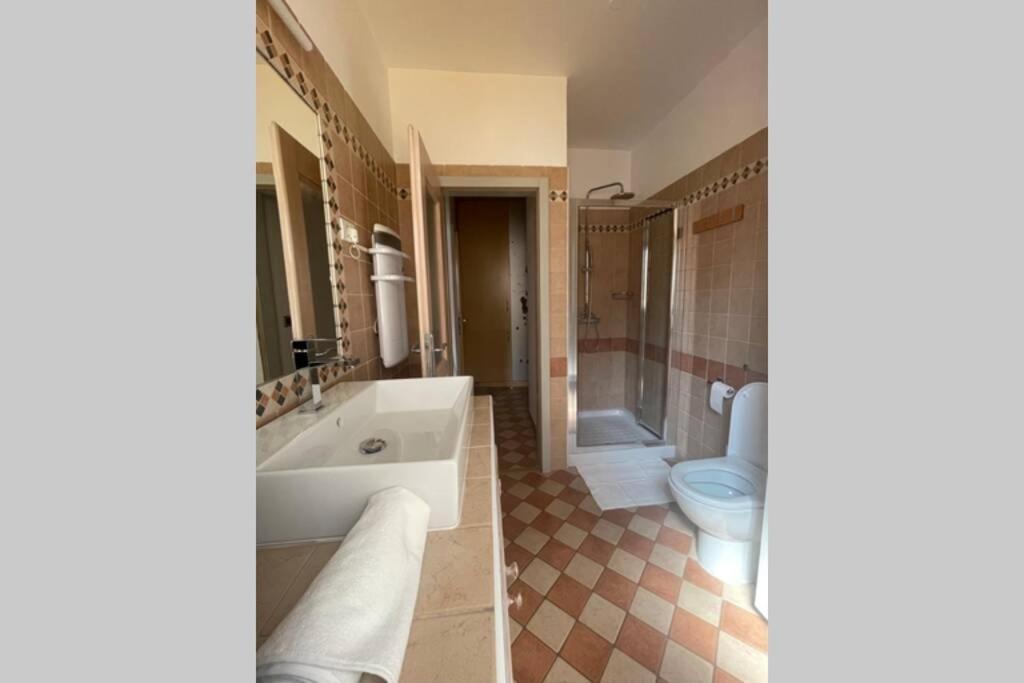 Stylish One Bedroom Apartment Near The Riva Изола Екстериор снимка